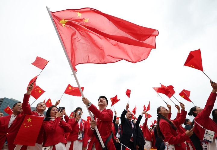 2024年7月26日，在法國巴黎舉行的第33屆夏季奧林匹克運(yùn)動會開幕式正式開始前，中國體育代表團(tuán)旗手揮舞國旗。新華社記者 曹燦 攝