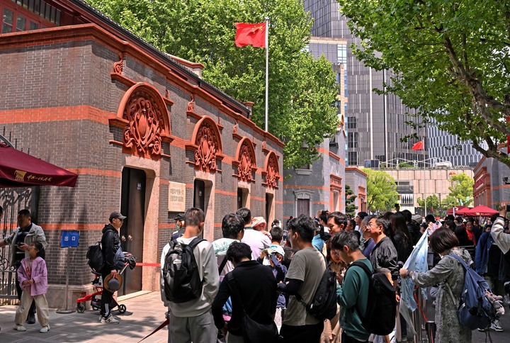 2024年5月3日，游客在位于上海的中共一大會址前參觀。新華社記者 劉穎 攝