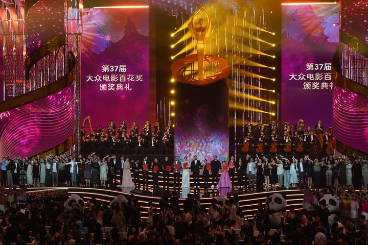2024年8月4日，在四川成都，第37屆大眾電影百花獎獲獎?wù)吆痛蟊娫u審在舞臺上合影。新華社記者 唐文豪 攝