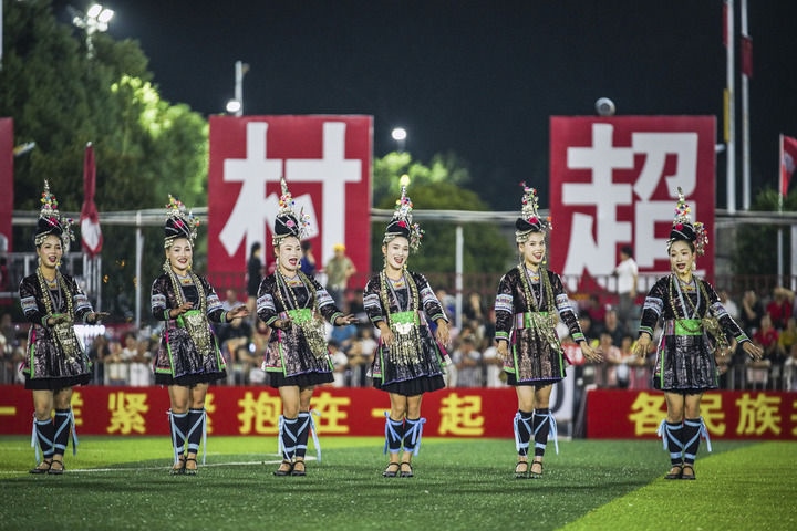 2024年9月28日，榕江縣侗族大歌隊(duì)的演員們在“村超”足球場上表演。當(dāng)日，“發(fā)現(xiàn)中國之美·相約貴州村超”國際友誼賽在貴州省黔東南苗族侗族自治州榕江縣的“村超”足球場舉行。新華社記者 陶亮 攝