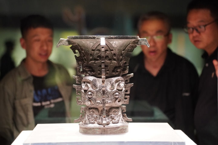2024年5月9日，游客在陜西寶雞青銅器博物院內(nèi)參觀西周文物何尊。新華社記者 邵瑞 攝