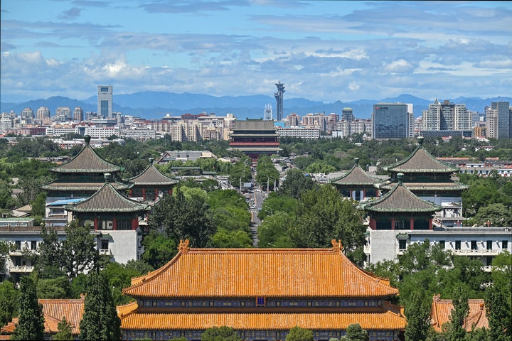 從景山上沿著北京中軸線向北眺望鼓樓（2024年8月12日攝）。新華社記者 李鑫 攝