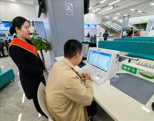 湖北省赤壁市市民在辦事人員的指導(dǎo)下填寫相關(guān)信息。圖片來源：人民網(wǎng)湖北頻道