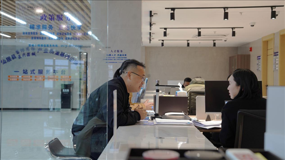 浙江省臺州市辦事群眾在政務(wù)服務(wù)中心咨詢業(yè)務(wù)辦理相關(guān)問題。圖片來源：人民網(wǎng)浙江頻道