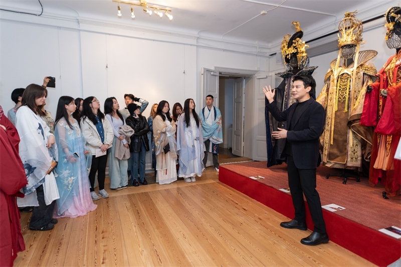 中國歌劇舞劇院首席服裝設(shè)計師陽東霖導(dǎo)覽現(xiàn)場。 斯德哥爾摩中國文化中心供圖