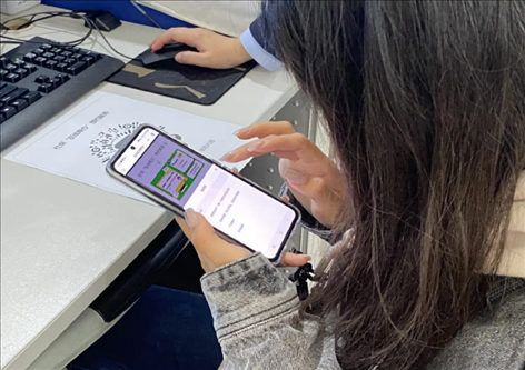 趙女士用手機掃碼預(yù)約幫辦服務(wù)。圖片來源：微信公眾號“上海市普陀區(qū)政務(wù)服務(wù)中心”