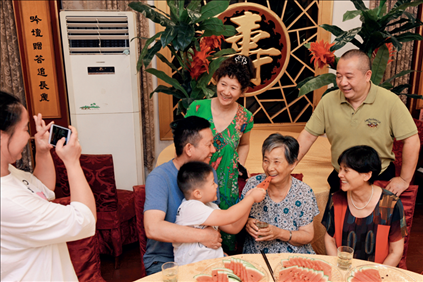 2019年9月13日，浙江南潯久安老年城餐廳， 84歲的沈?qū)W安老人（前右二）和前來看望她的親人歡聚