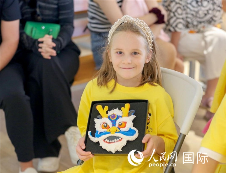 一名中文愛(ài)好者手捧生肖畫。人民網(wǎng)中東中心分社塔里克·易卜拉欣攝