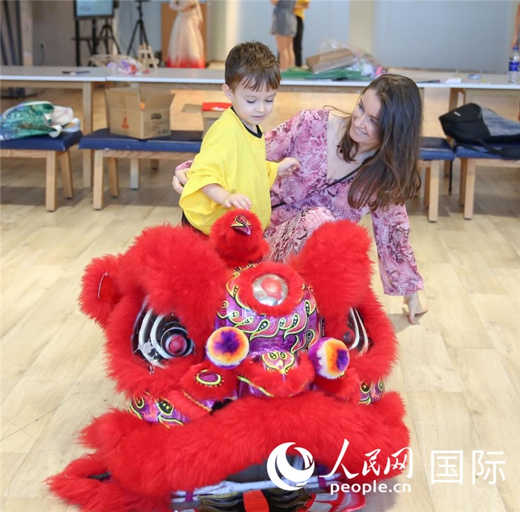 一名兒童在感受舞獅。人民網(wǎng)中東中心分社塔里克·易卜拉欣攝