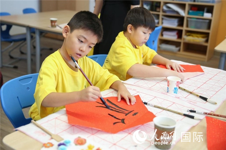書法課。人民網(wǎng)中東中心分社塔里克·易卜拉欣攝