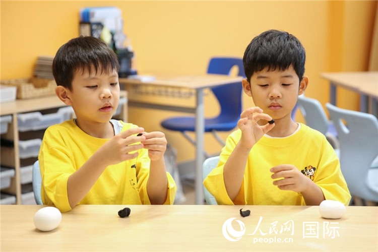 做手工。人民網(wǎng)中東中心分社塔里克·易卜拉欣攝