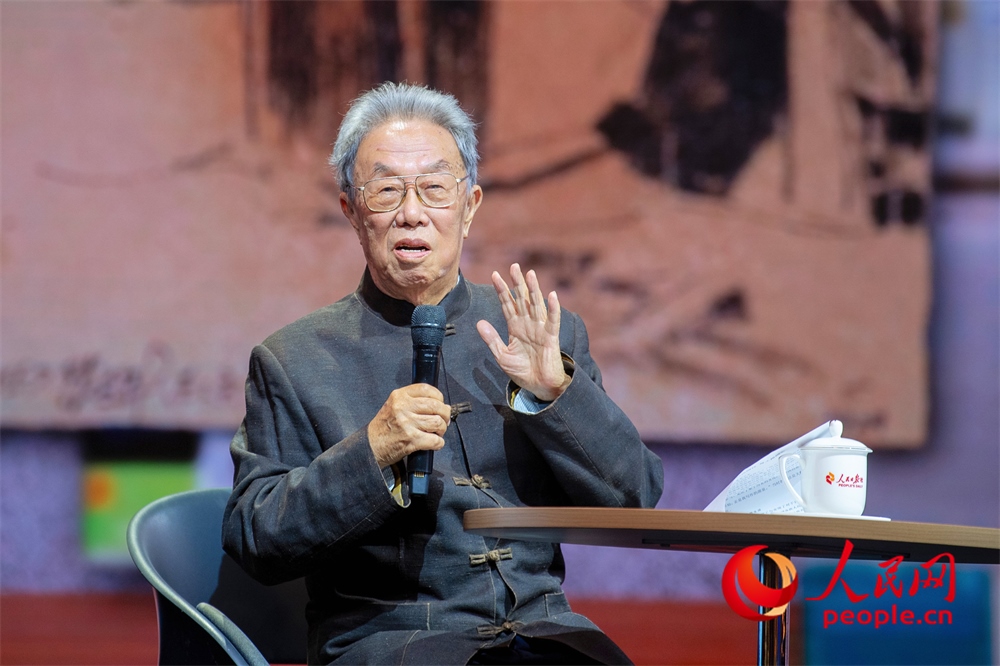 王蒙以《與時(shí)代同行 與人民同心》為題演講。人民網(wǎng)記者 翁奇羽攝