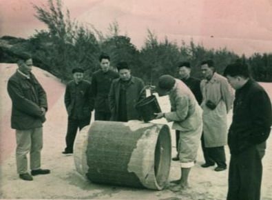 谷文昌（左一）與工程技術(shù)人員解決地下水供給（資料照片）。谷文昌帶領(lǐng)群眾修建了22座水庫(kù)和705處永久性水利工程，緩解了東山縣水資源極度缺乏的難題。