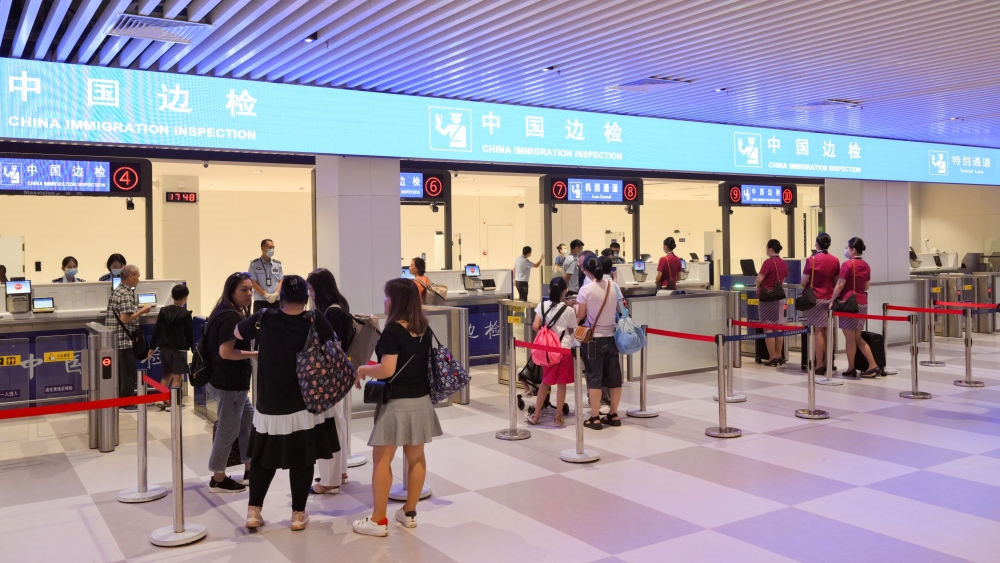 2023年7月26日，旅客在三亞鳳凰國際機(jī)場國際航站樓有序通關(guān)。三亞鳳凰國際機(jī)場國際航站樓改擴(kuò)建項(xiàng)目主體工程已于2023年7月1日完工并投入使用，該項(xiàng)目是海南自貿(mào)港首個主體工程完工并投入使用的封關(guān)運(yùn)作項(xiàng)目。《海南自由貿(mào)易港建設(shè)總體方案》明確，海南將在2025年前適時啟動全島封關(guān)運(yùn)作。