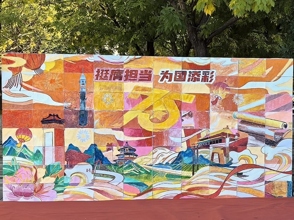 北京化工大學(xué)百余名研究生共繪一幅畫(huà)。校方供圖
