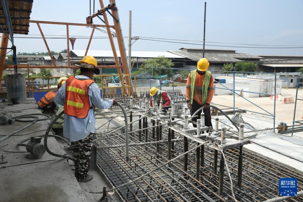 10月11日，工人在位于泰國大城府的中泰高鐵項目4-3標段施工現(xiàn)場作業(yè)。新華社記者 孫瑋彤 攝