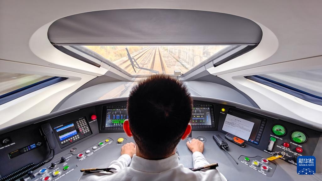 9月12日，司機駕駛高速動車組列車行駛在雅萬高鐵上（手機照片）。新華社記者 徐欽 攝