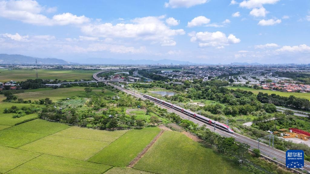 4月17日，在印度尼西亞萬隆，雅萬高鐵高速動車組列車行駛在雅萬高鐵沿線（無人機照片）。新華社記者 徐欽 攝