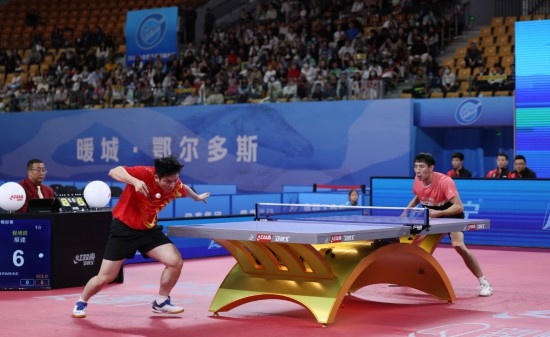 10月18日，上海隊選手樊振東（左）在單打比賽中發(fā)球。他3:2戰(zhàn)勝福建隊選手程靖淇。新華社記者 王楷焱 攝