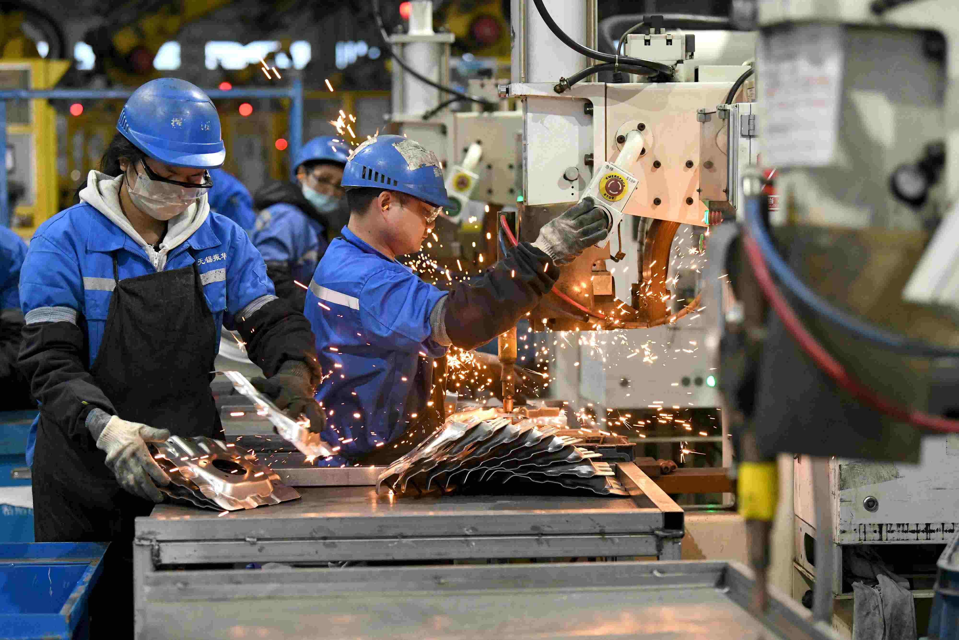 2023年2月7日，福建省寧德市蕉城區(qū)一家汽車零部件生產(chǎn)企業(yè)的生產(chǎn)線上一派繁忙景象。