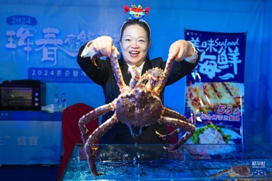 9月19日，在吉林省琿春市，商家在展示售賣的帝王蟹。新華社記者 許暢 攝