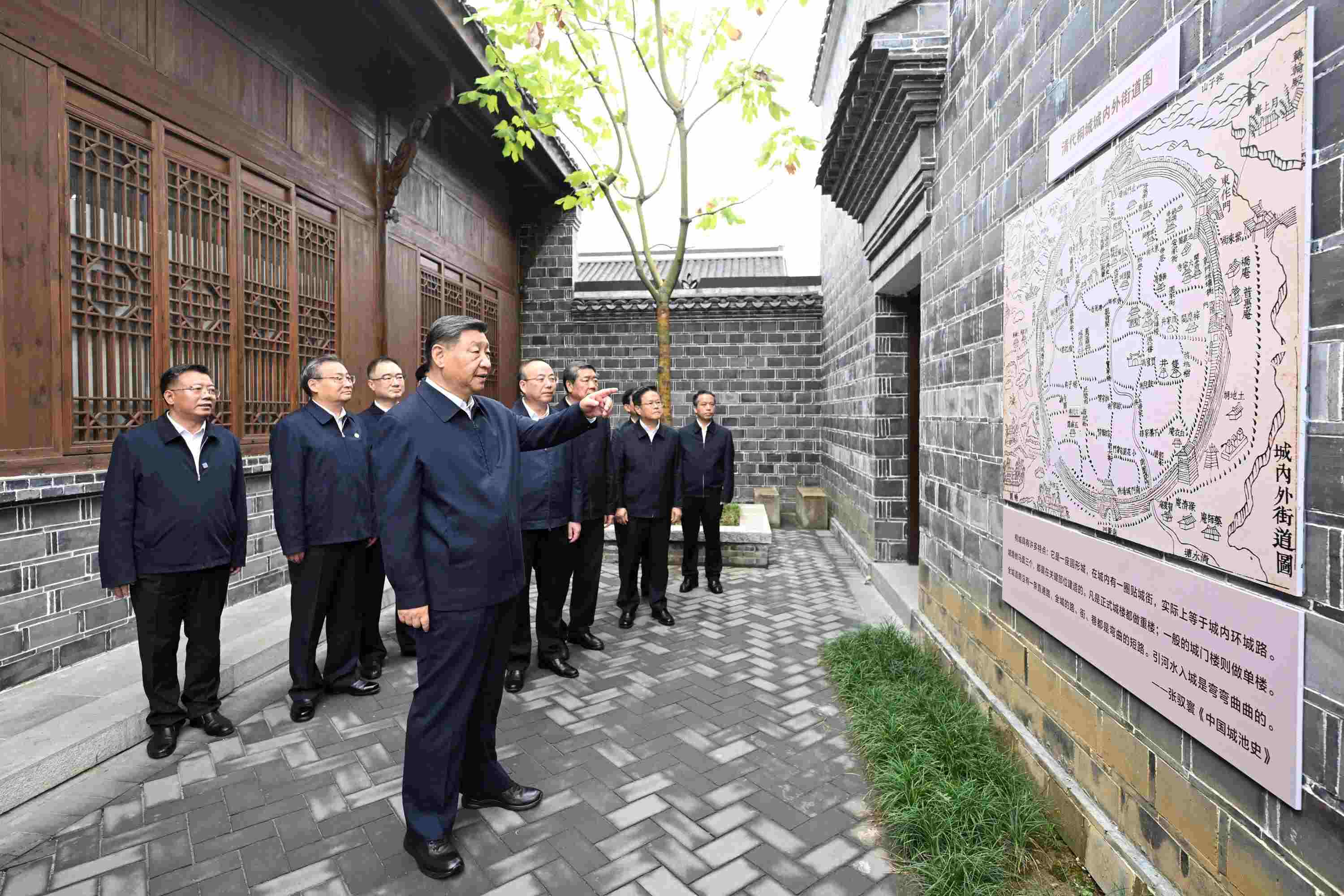 △2024年10月17日，習近平總書記在安徽省安慶桐城市六尺巷考察。
