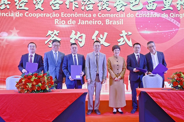 企業(yè)家在活動現(xiàn)場參與項目簽約儀式。人民網(wǎng)記者 陳海琪攝