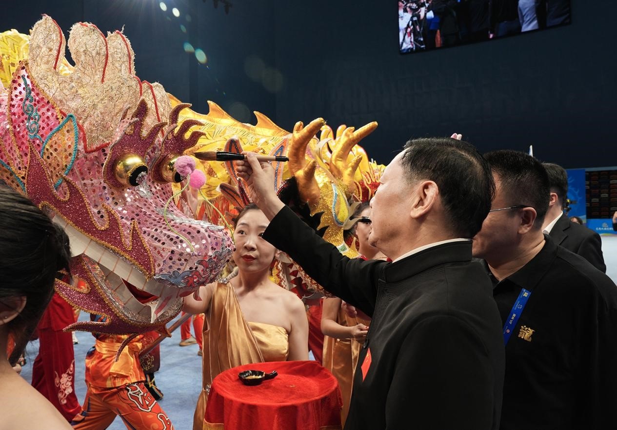 出席開賽儀式的領(lǐng)導(dǎo)及嘉賓共同為參賽龍獅隊點睛。（受訪者供圖）