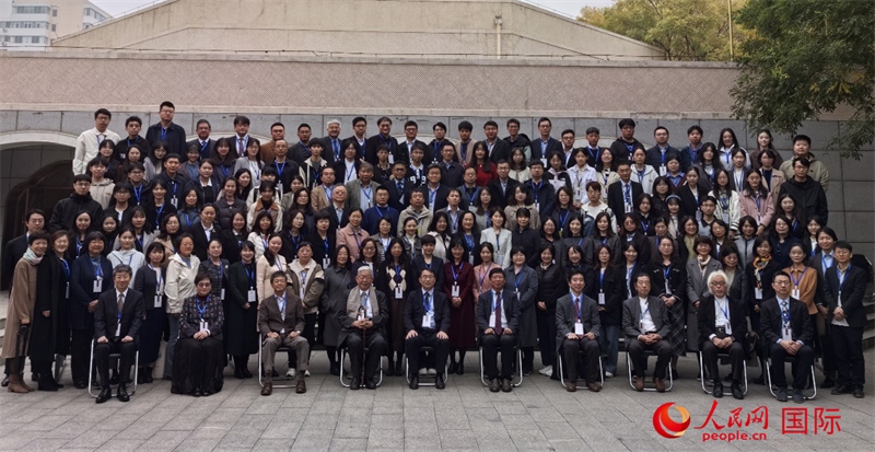 與會嘉賓合影留念。人民網(wǎng)記者 陳建軍攝