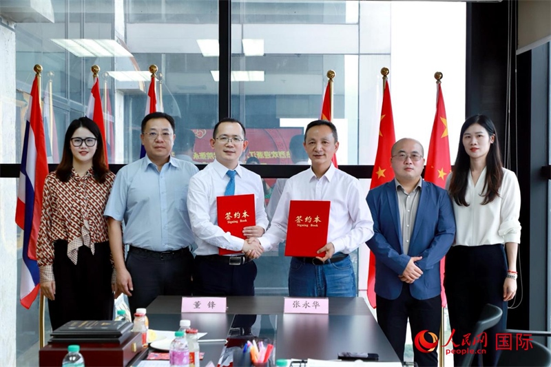 會(huì)談現(xiàn)場(chǎng)。左三為泰中僑商聯(lián)合會(huì)副主席董峰；右三為浙江大學(xué)光華法學(xué)院黨委書記張永華。人民網(wǎng)記者 簡(jiǎn)承淵攝