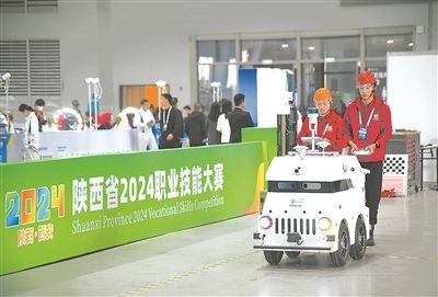 參賽選手在陜西省2024職業(yè)技能大賽新能源汽車智能化技術(shù)賽項比賽中。新華社記者 張博文攝