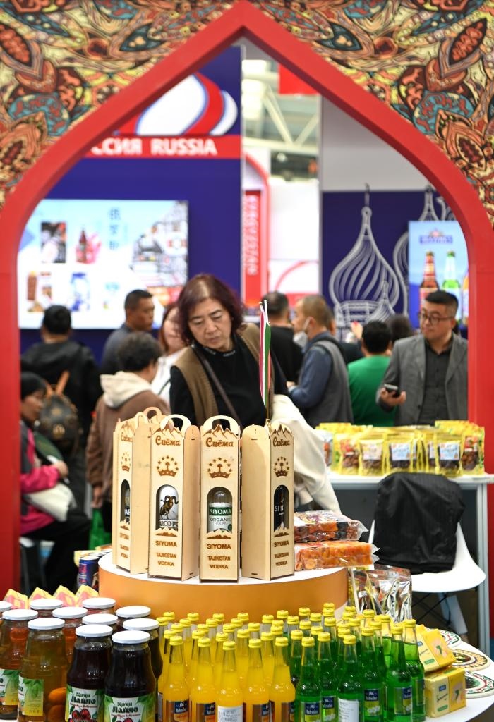 10月25日，觀眾在楊凌農(nóng)高會上合組織國家農(nóng)業(yè)展區(qū)了解農(nóng)產(chǎn)品。新華社記者 鄒競一 攝