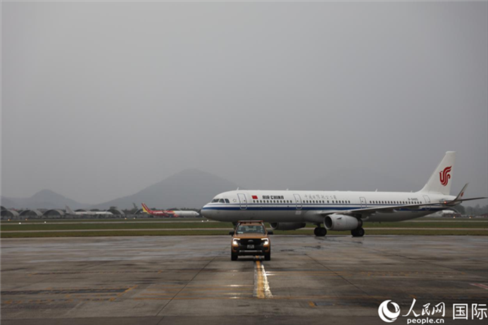 國(guó)航上?！觾?nèi)首班飛機(jī)抵達(dá)河內(nèi)內(nèi)排機(jī)場(chǎng)。人民網(wǎng)記者 楊曄攝