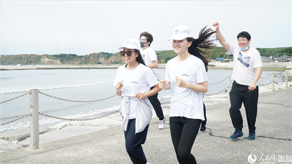 中日青年沿著海岸線奔跑前行。人民網(wǎng) 蔣曉辰攝