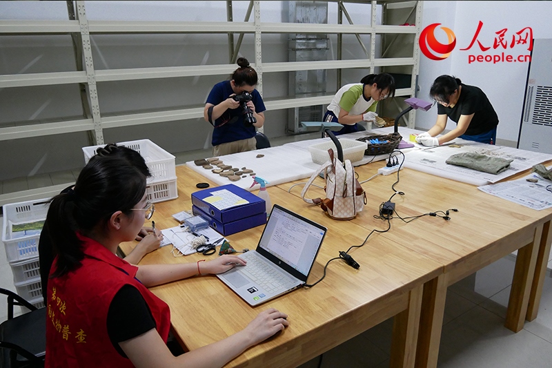 普查隊員們正在庫房內(nèi)工作。人民網(wǎng)記者 韋衍行攝