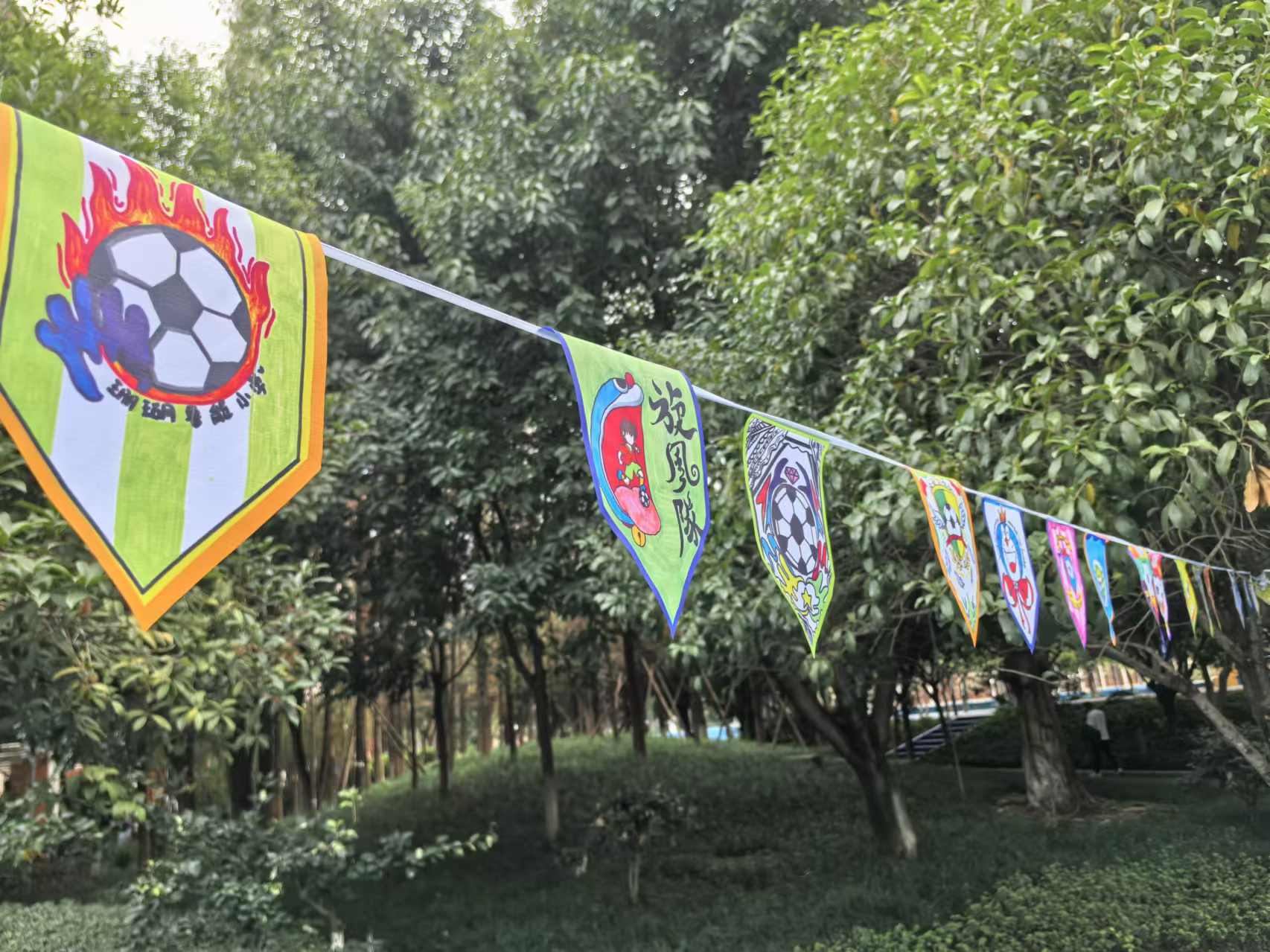 珊瑚魯能小學學生們手繪的“班超”隊徽。 人民網(wǎng)記者 楊磊攝