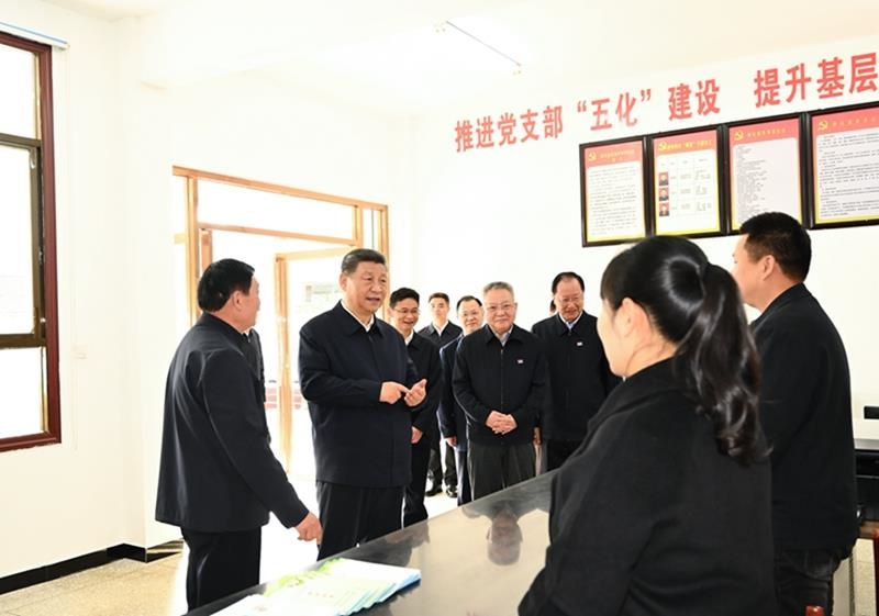 △2024年3月19日，習(xí)近平總書記在湖南省常德市鼎城區(qū)謝家鋪鎮(zhèn)港中坪村黨群服務(wù)中心了解當(dāng)?shù)貫榛鶎訙p負(fù)、提升基層治理效能等情況。