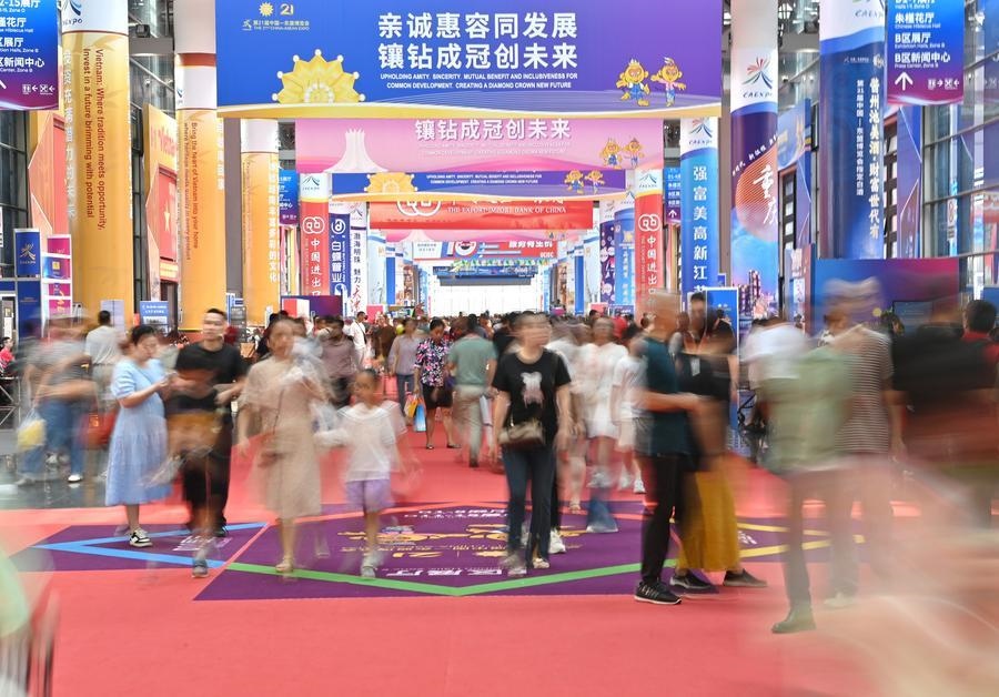 2024年9月28日，觀眾在廣西南寧市舉行的第21屆中國(guó)—東盟博覽會(huì)上參觀。新華社記者 周華 攝