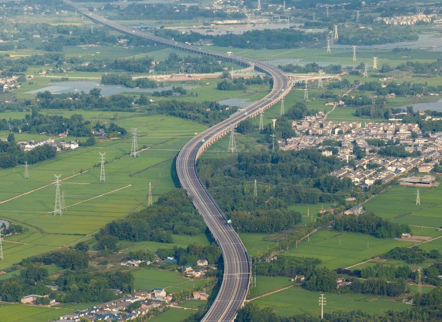 俯瞰四川天府新區(qū)至邛崍高速公路一角（2024年7月2日攝，無人機(jī)照片）。新華社記者 江宏景 攝