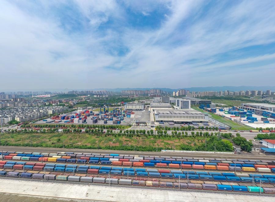 這是2024年5月5日在重慶國(guó)際物流樞紐園區(qū)拍攝的興隆場(chǎng)編組站和陸海新通道重慶無水港（無人機(jī)照片）。 新華社記者 黃偉 攝