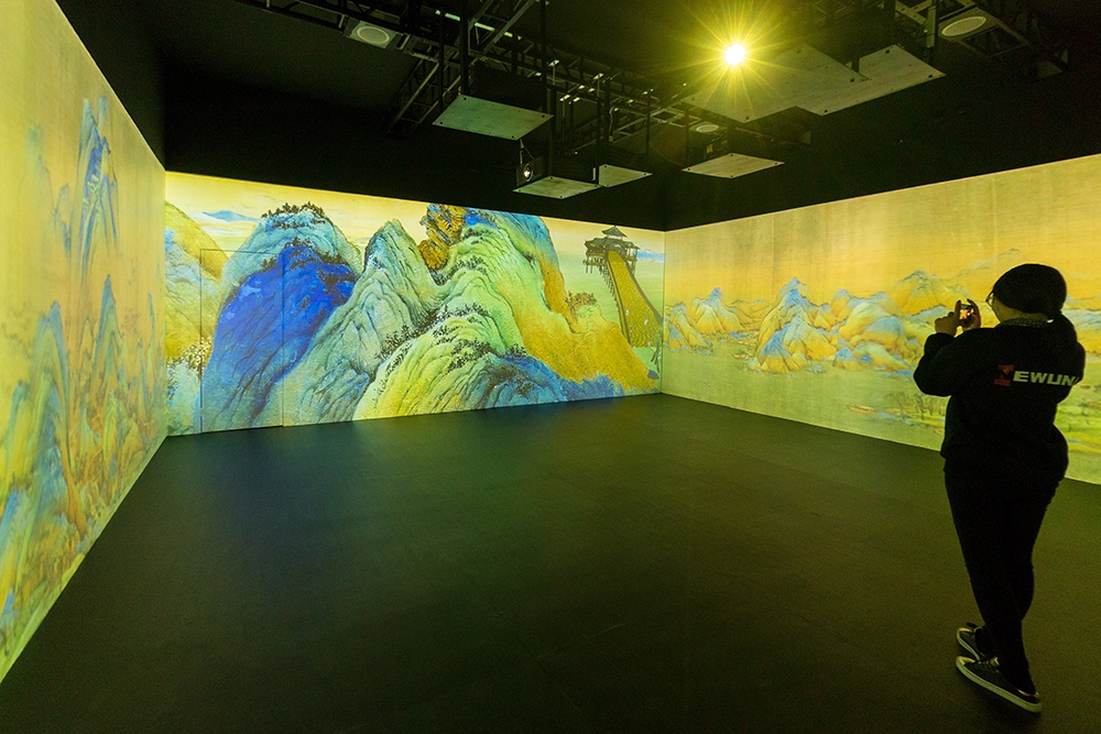 2019年1月29日，上海，市民在“千里江山圖科技藝術(shù)展”上參觀北宋名畫《千里江山圖》的AR全景展示并打卡拍照。