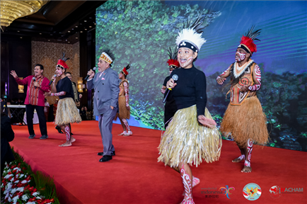 山東濟寧職業(yè)技術(shù)學(xué)校印尼巴布亞留學(xué)生演唱與大使一起演唱巴布亞傳統(tǒng)歌曲。印尼駐華大使館供圖