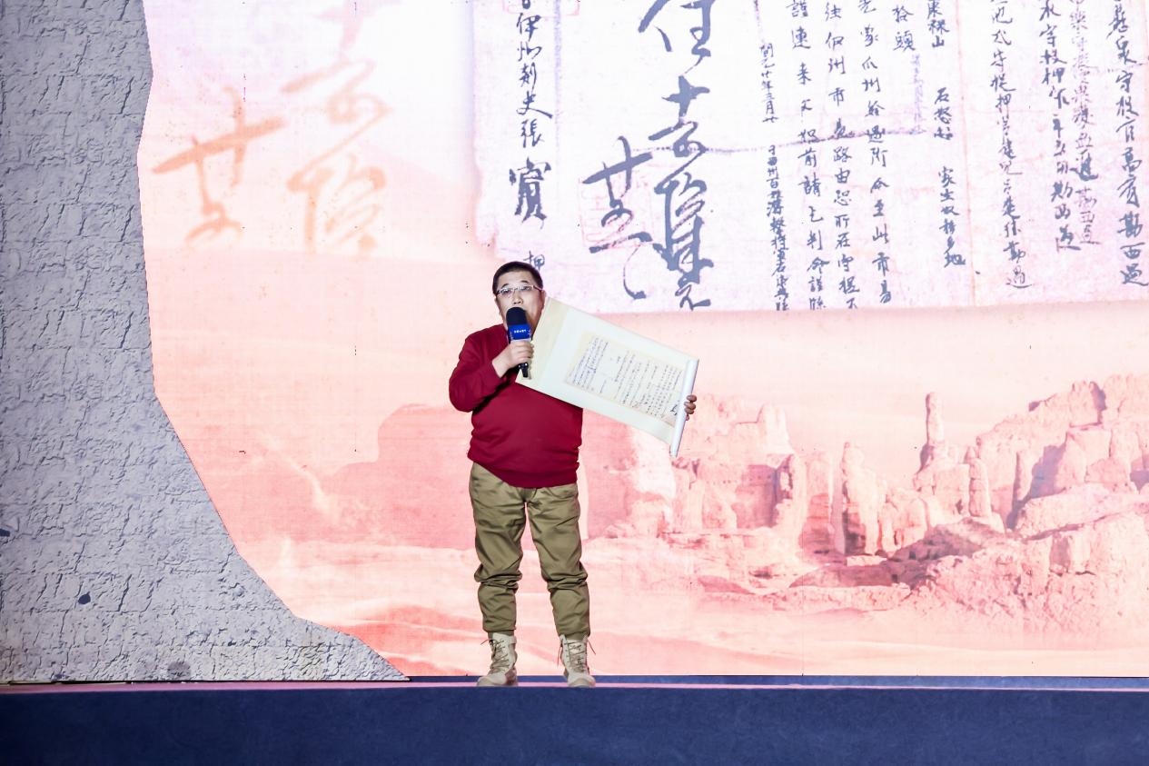 徐東良在“何以中國(guó)·五星出東方”網(wǎng)絡(luò)主題宣傳活動(dòng)現(xiàn)場(chǎng)演講。人民視頻供圖