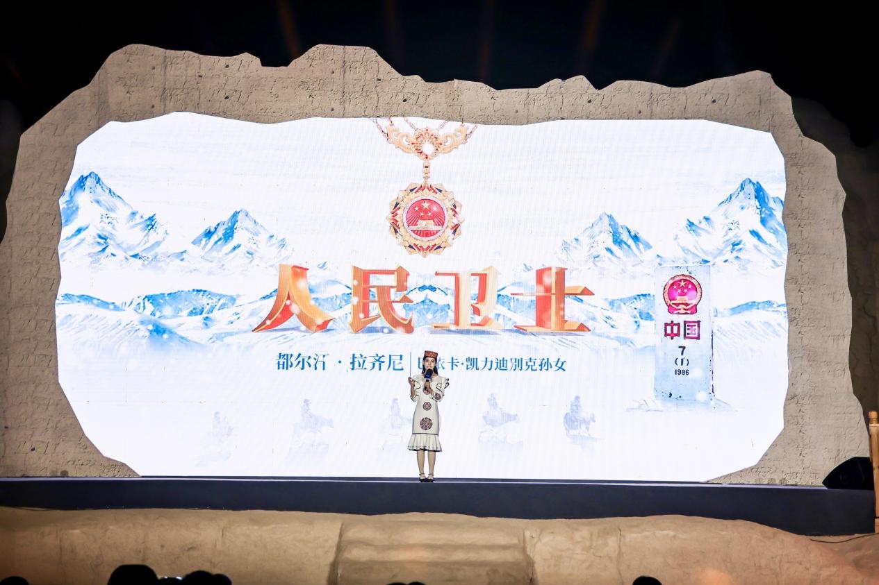 都爾汗·拉齊尼在“何以中國(guó)·五星出東方”網(wǎng)絡(luò)主題宣傳活動(dòng)現(xiàn)場(chǎng)演講。人民視頻供圖