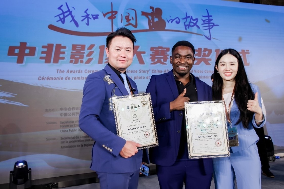 王曉樂（中）與其他嘉賓合影。主辦方供圖