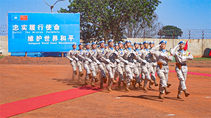 分列式接受各國(guó)來(lái)賓檢閱。王軍杰攝