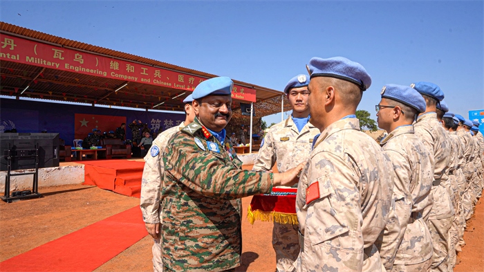 聯(lián)南蘇團(tuán)部隊(duì)司令莫漢中將為維和官兵授勛。秦貴君攝