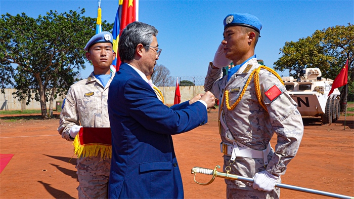 中國(guó)駐南蘇丹大使馬強(qiáng)為維和官兵授勛。謝坤攝