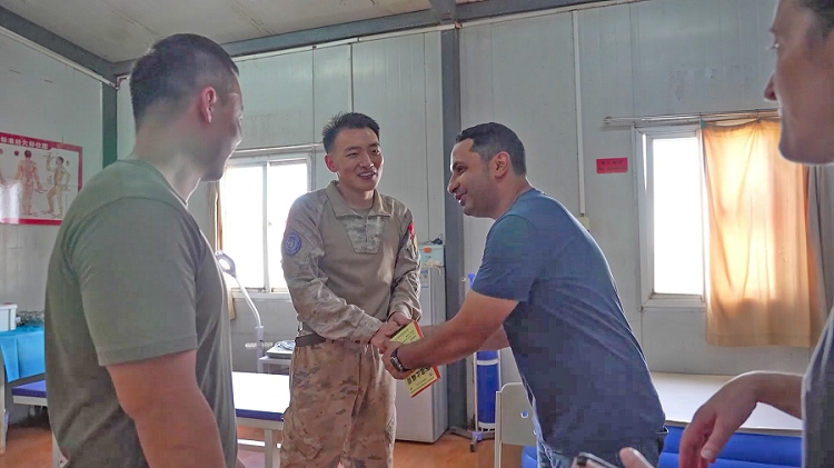 外國(guó)友人致謝。王軍杰攝