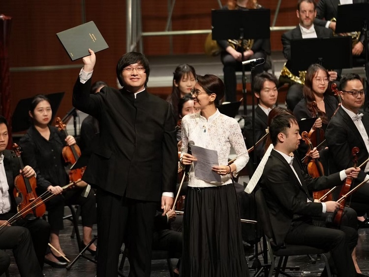 小澤征良向俞潞贈送小澤征爾使用過的《第五交響曲》樂譜。演出方供圖